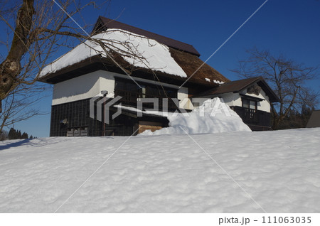 豪雪に耐える古民家 111063035