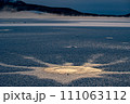 氷った湖の模様。 111063112