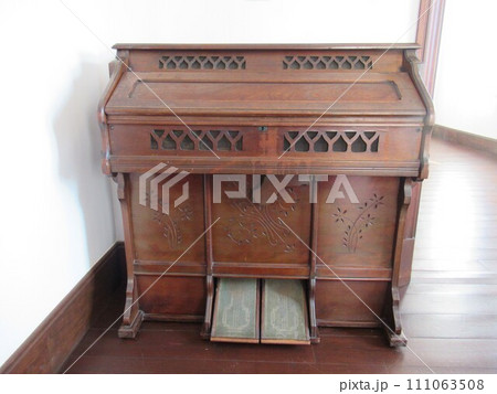 レトロな足踏みオルガン 111063508