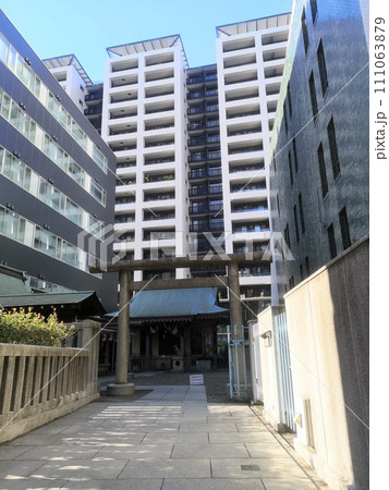 渋谷宮益坂にある宮益御嶽神社の鳥居と拝殿 渋谷宮益坂にある宮益御嶽神社の鳥居と拝殿 111063879