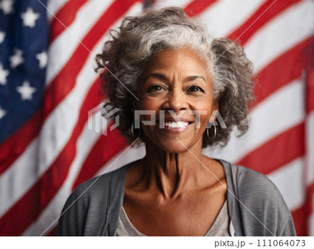 Portrait of a happy black mature woman in front of the USA flag 111064073