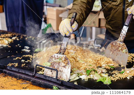 焼きそば　屋台　調理 111064179