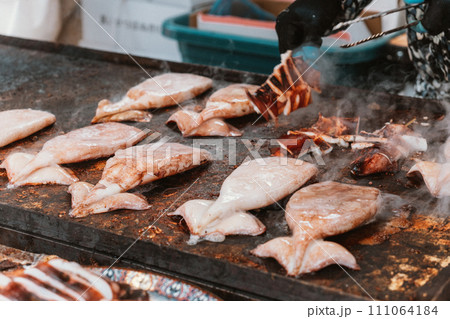 屋台のイカ焼き 111064184