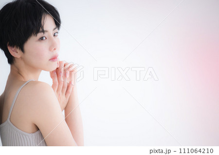 若い女性のピンクのビューティーイメージ　春 111064210