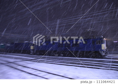 深々と降る雪の夜にやってきたEF64形重連の貨物列車_2024/1/20撮影 111064421