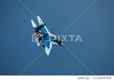 2023年秋の小松基地航空祭　アフターバーナーを吹かして急旋回するF15 111064768