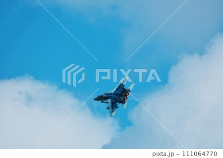 2023年秋の小松基地航空祭　アフターバーナーを吹かして急旋回するF15 111064770