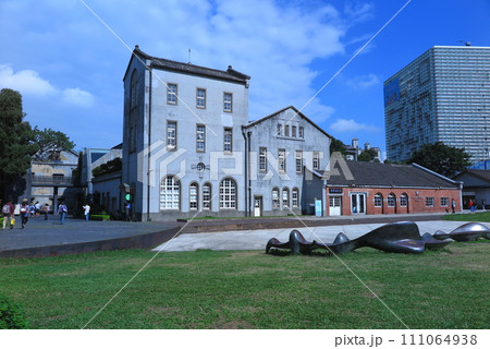 台北の「崋山1914文化創意園区」、正面入り口の芝生広場 111064938