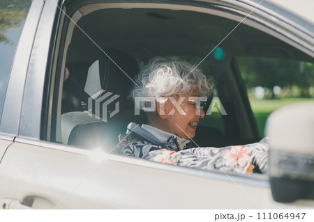 高齢ドライバー 111064947