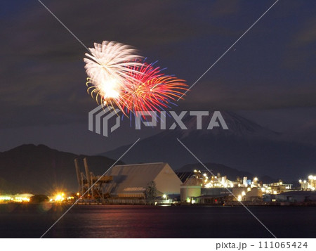 静岡県 清水港 富士と冬花火 1月 静岡県 清水港 富士と冬花火 1月 111065424