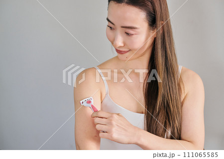 女性用カミソリで腕毛を剃る30代女性 女性用カミソリで腕毛を剃る30代女性 111065585