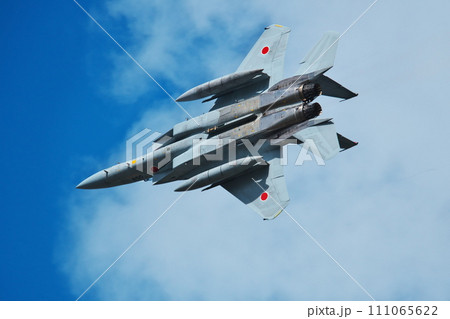 2023年秋の小松基地航空祭　アフターバーナーを吹かして急旋回するF15 111065622