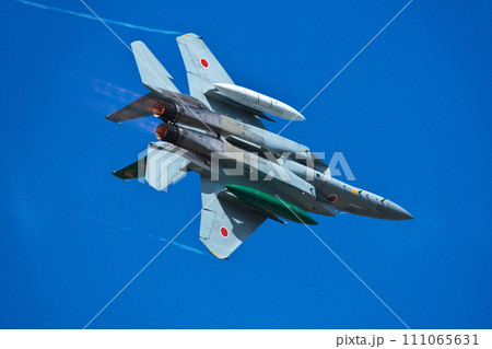 2023年秋の小松基地航空祭　アフターバーナーを吹かして急旋回するF15 111065631