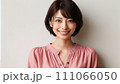 カメラ目線の若い女性 111066050