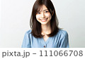 カメラ目線の若い女性 111066708