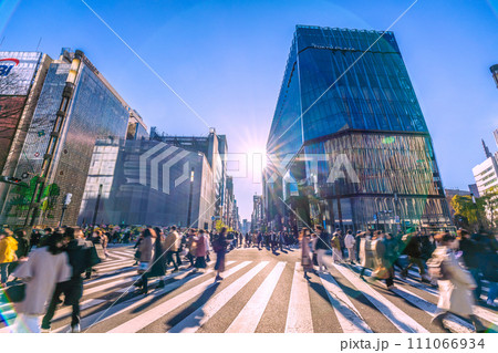 日本の東京都市景観 光と影…銀座・数寄屋橋。コロナ禍前の賑わい…希望の光…＝令和6年1月14日 111066934