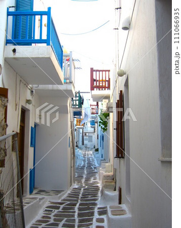 ギリシャ、ミコノス島の風景 111066935