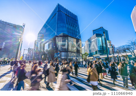 日本の東京都市景観 光と影…銀座・数寄屋橋。コロナ禍前の賑わい…希望の光…=令和6年1月14日 日本の東京都市景観 光と影…銀座・数寄屋橋。コロナ禍前の賑わい…希望の光…=令和6年1月14日 111066940