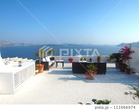 サントリーニ島の風景 111066974