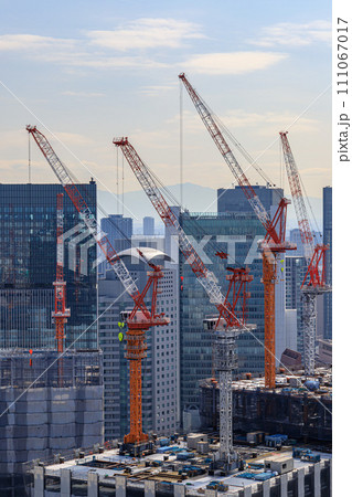 梅田スカイビル空中庭園展望台から見えた再開発中のビル群 梅田スカイビル空中庭園展望台から見えた再開発中のビル群 111067017