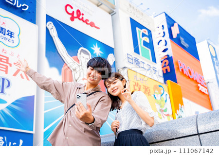 大阪観光をする若いカップル 111067142