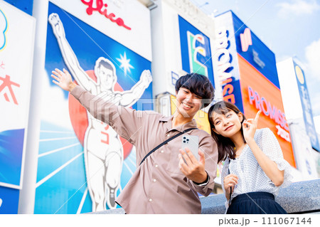 大阪観光をする若いカップル 111067144
