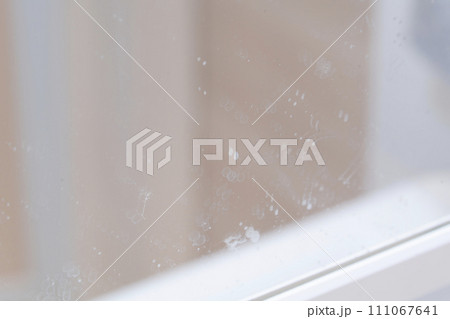 鏡の水垢 鏡の汚れ 111067641