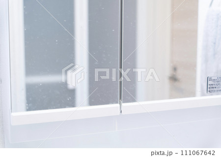 鏡の水垢 鏡の汚れ 111067642