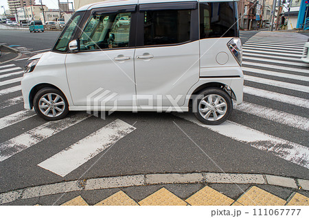 交差点を左折する軽自動車 交差点を左折する軽自動車 111067777