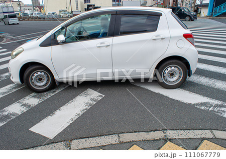 交差点を左折する小型自動車 交差点を左折する小型自動車 111067779