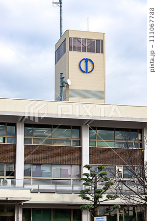 寝屋川市役所の庁舎と市章 寝屋川市役所の庁舎と市章 111067788