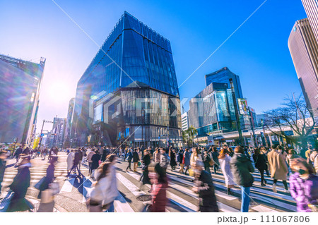 日本の東京都市景観 光と影…銀座・数寄屋橋。コロナ禍前の賑わい…希望の光…＝令和6年1月14日 111067806