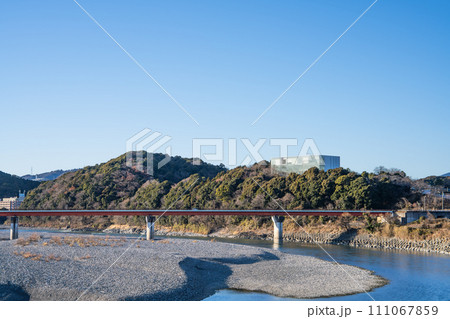 磐田市から天竜川と飛龍大橋を眺める(静岡県) 111067859