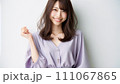 ポーズをとる女性 111067865