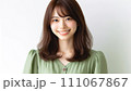 カメラ目線で笑顔の女性 111067867