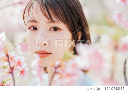 女性　ビューティー　桜 111068235