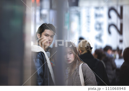 街角に立つ若い男女　カメラ目線　ポートレート 111068948