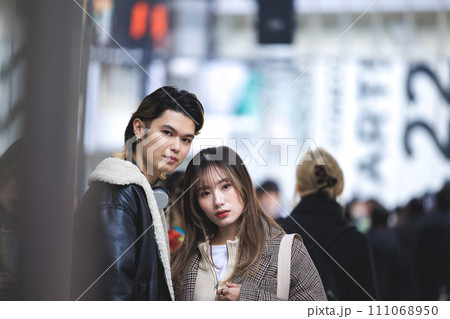 街角に立つ若い男女 カメラ目線 ポートレート 街角に立つ若い男女 カメラ目線 ポートレート 111068950