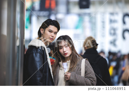 街角に立つ若い男女 カメラ目線 ポートレート 街角に立つ若い男女 カメラ目線 ポートレート 111068951