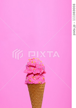 ピンク背景とピンク色のアイスクリーム 【Ice Cream】 ピンク背景とピンク色のアイスクリーム 【Ice Cream】 111069008