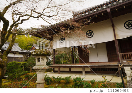京都の寺の庭園 111069498