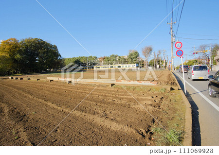 南武線の電車と畑 111069928