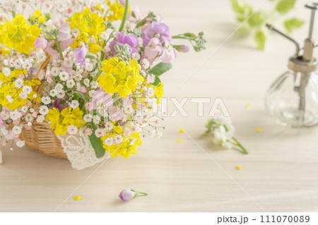 春色のフラワーバスケットの写真素材 [111070089] - PIXTA 