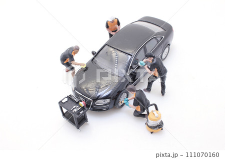 the mechanic fixing car, young man watching 111070160