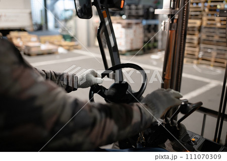 フォークリフトを操作する手元 111070309