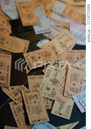 大量・沢山（たくさん）の切符（きっぷ・キップ） 111071089