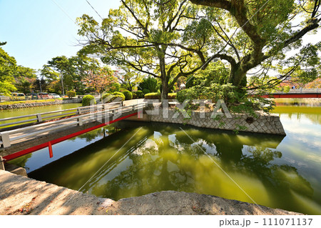 伊勢「桑名城」の本多忠勝と堀・曲輪の風景 111071137