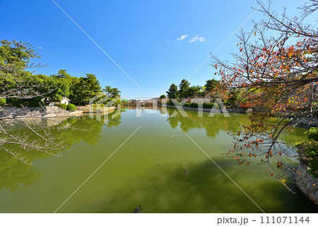 伊勢「桑名城」の本多忠勝と堀・曲輪の風景 111071144