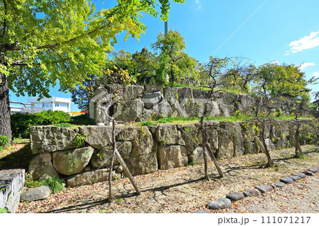 伊勢「桑名城」の本多忠勝と堀・曲輪の風景 111071217