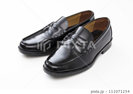 白背景にローファー 111071254